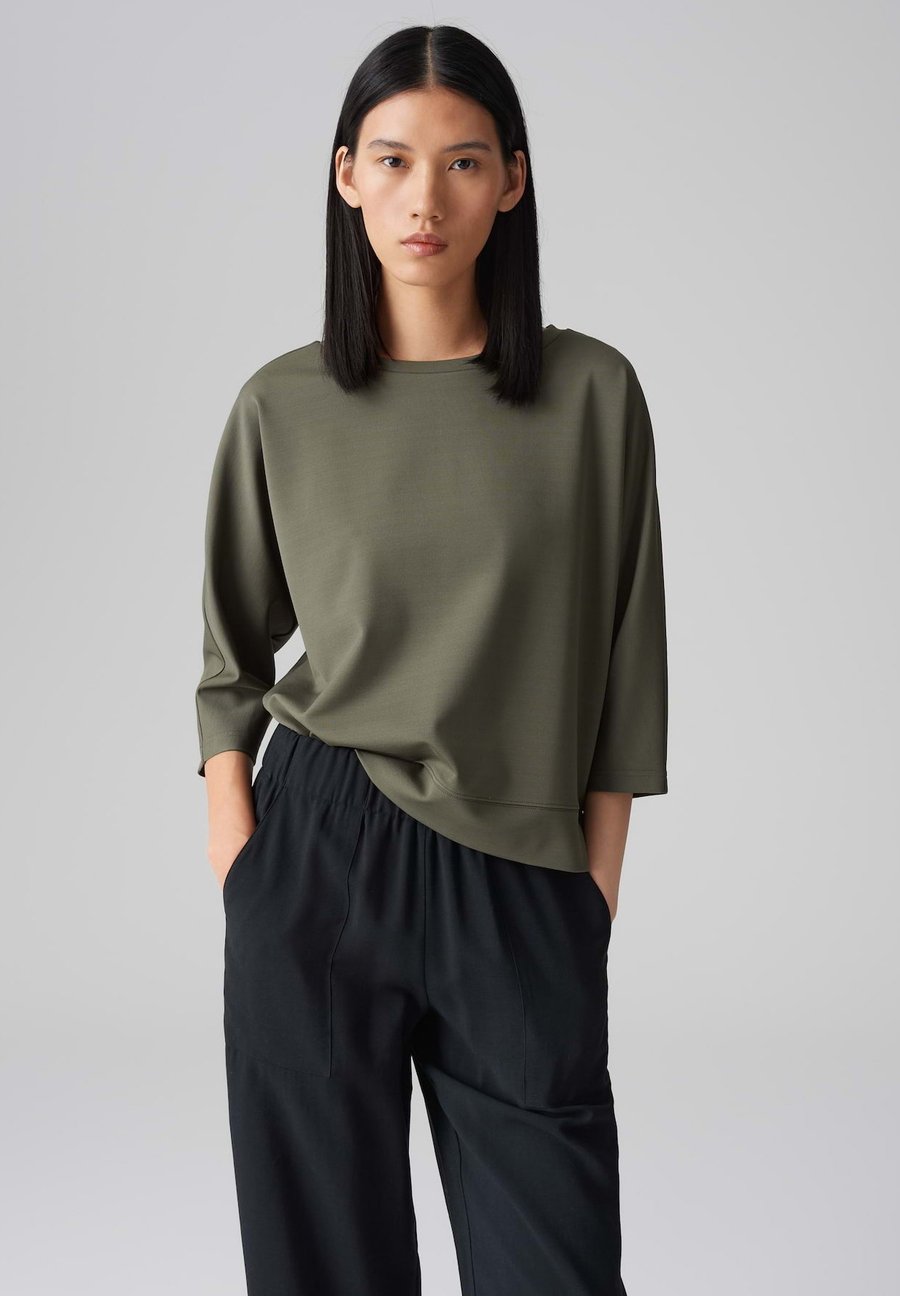 Топ OPUS LOOSE FIT BATWING, Olive Leaf/Olive
Топ OPUS LOOSE FIT BATWING, Olive Leaf/Olive