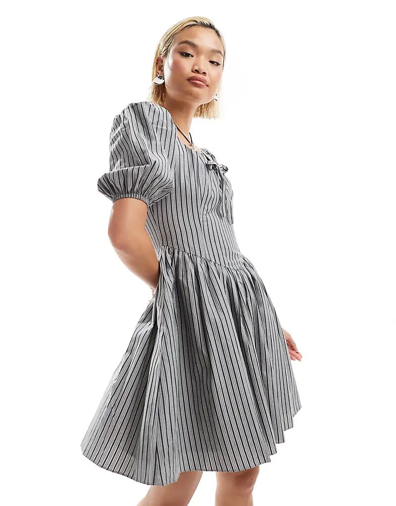 Романтическое мини-платье с круглым вырезом и бантом в черную полоску Glamorous
Романтическое мини-платье с круглым вырезом и бантом в черную полоску Glamorous