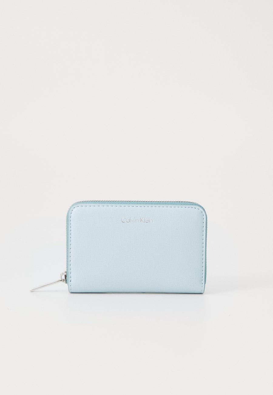 Кошелек Calvin Klein EMBOSSED LOGO, Palest Blue/Vintage Indigo/Blue
Кошелек Calvin Klein EMBOSSED LOGO, Palest Blue/Vintage Indigo/Blue