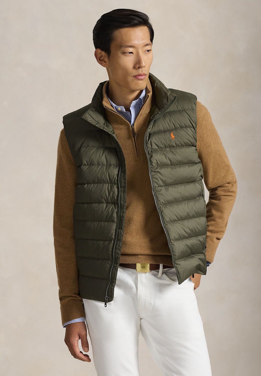 Куртка Polo Ralph Lauren THE COLDEN PACKABLE MATTE VEST, Ranger Green/Dark Green
Куртка Polo Ralph Lauren THE COLDEN PACKABLE MATTE VEST, Ranger Green/Dark Green