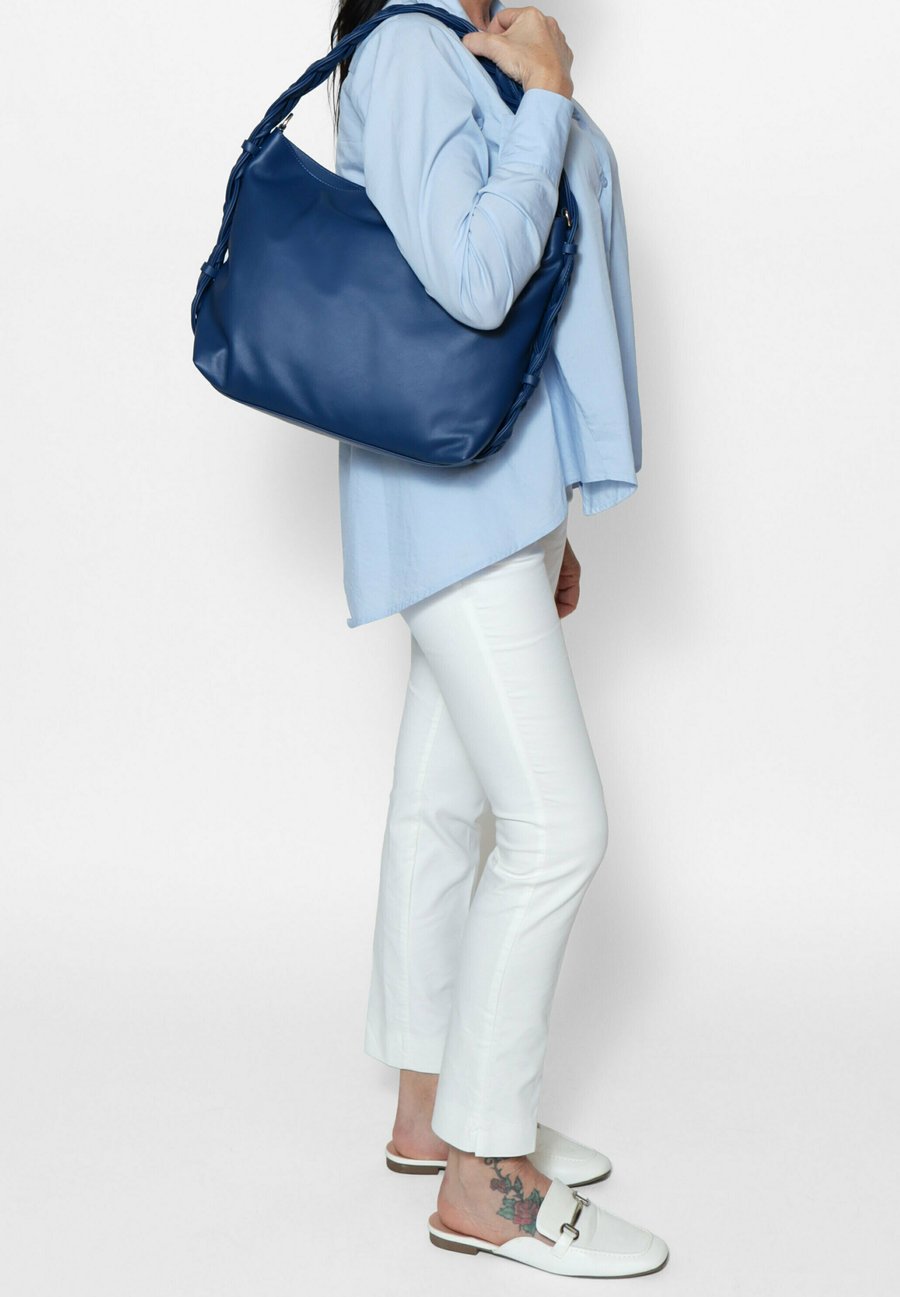 Сумка Chiara Ferretti SHOULDER , Bluette/Dark Blue
Сумка Chiara Ferretti SHOULDER , Bluette/Dark Blue