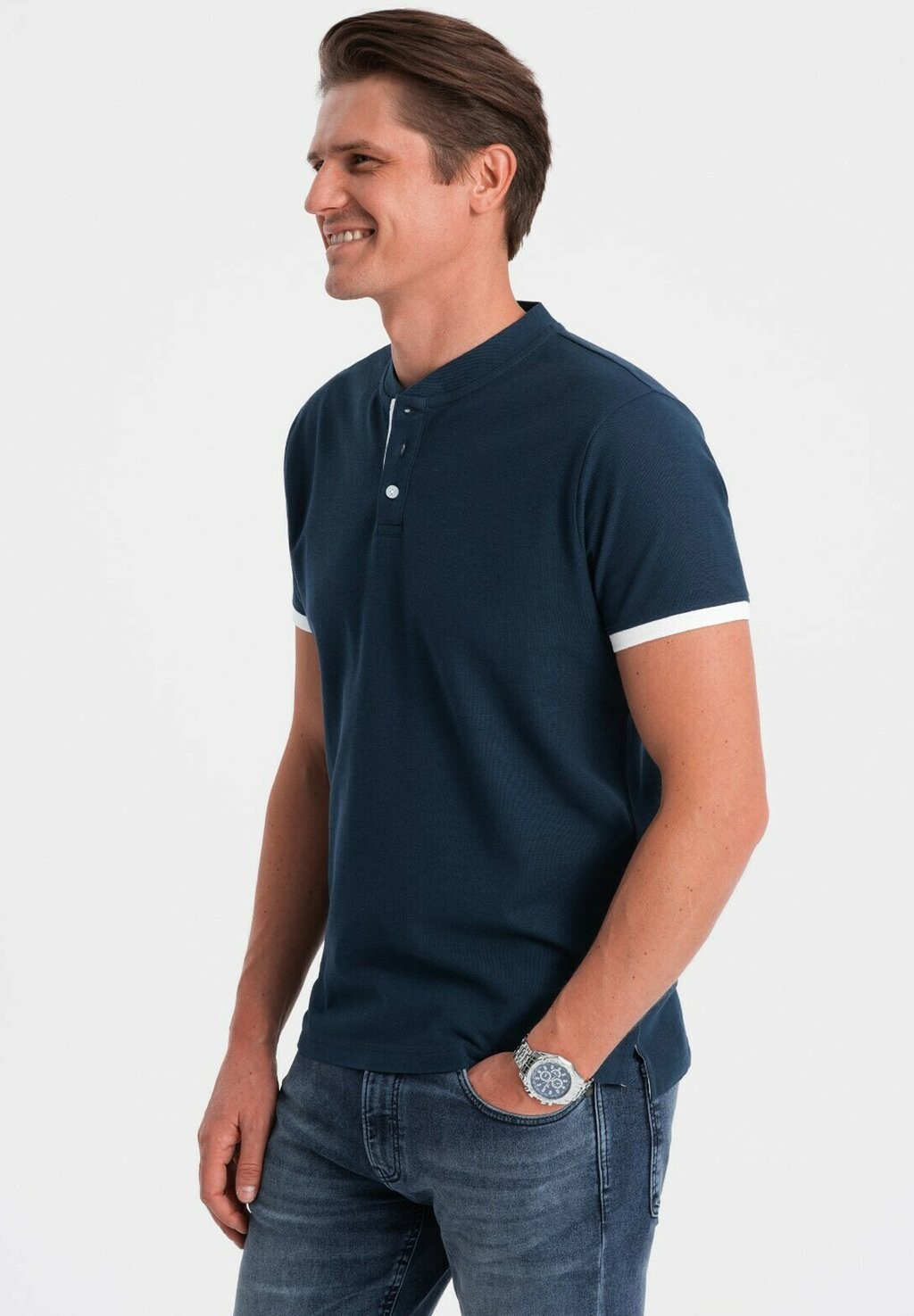 Базовая футболка Collarless Ombre, темно-синяя
Базовая футболка Collarless Ombre, темно-синяя