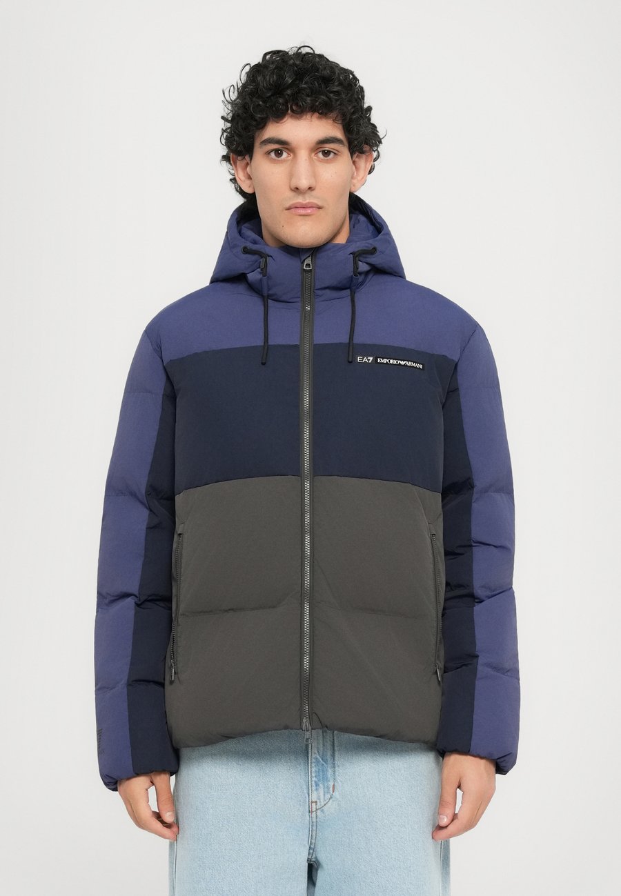 Куртка EA7 Emporio Armani TRAIN ATHLETIC COLOUR BLOCK PADDED JACKET, Blue
Куртка EA7 Emporio Armani TRAIN ATHLETIC COLOUR BLOCK PADDED JACKET, Blue