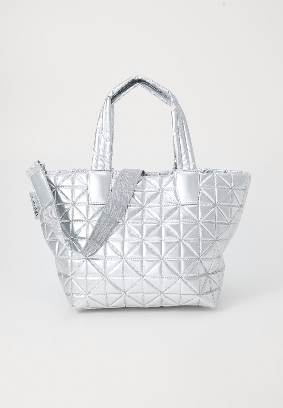 Сумка-шоппер Vee Collective TOTE SMALL, Chrome Metallic/Silver-Coloured
Сумка-шоппер Vee Collective TOTE SMALL, Chrome Metallic/Silver-Coloured