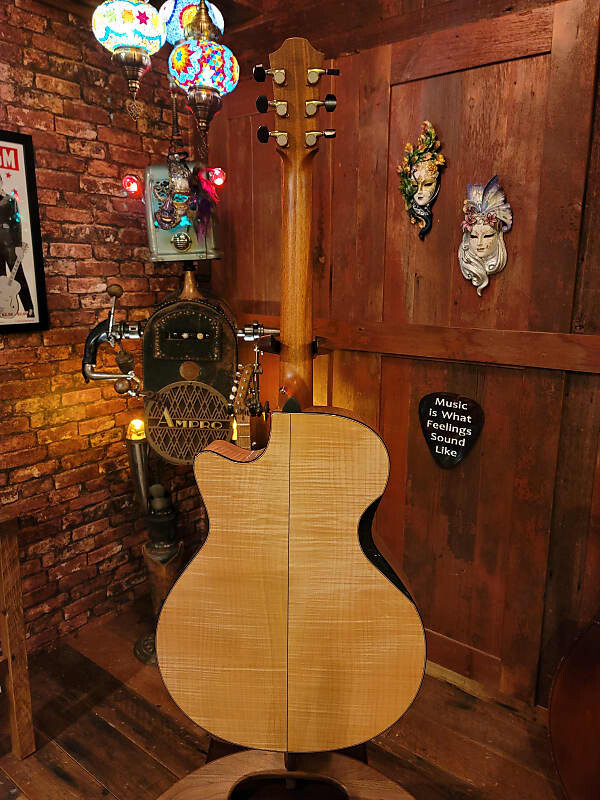 Акустическая гитара Furch Yellow Deluxe SF Maple Ataraxis Music Exclusive 108851 
Акустическая гитара Furch Yellow Deluxe SF Maple Ataraxis Music Exclusive 108851