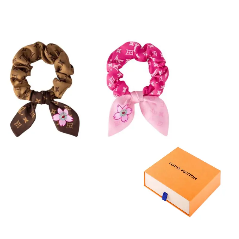 Набор резинок для волос X Takashi Murakami "Вишневый цвет" LOUIS VUITTON
Набор резинок для волос X Takashi Murakami "Вишневый цвет" LOUIS VUITTON