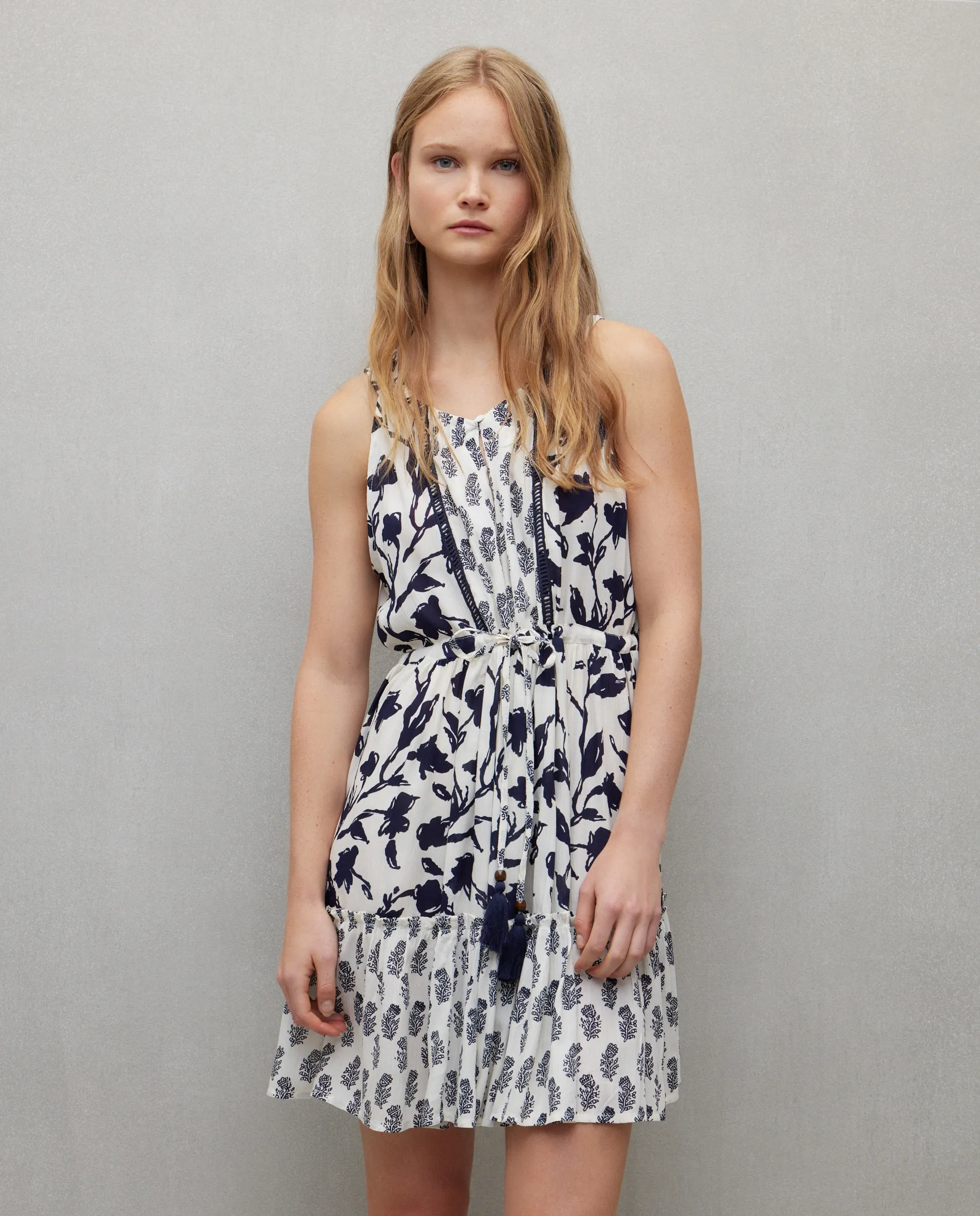 Короткое платье без рукавов с цветочной вышивкой Easy Wear, песочный
Короткое платье без рукавов с цветочной вышивкой Easy Wear, песочный