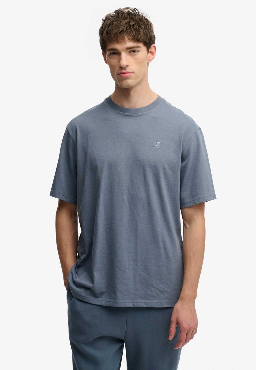 Футболка Superdry & Co BLANK, Flint Stone Blue Grey/Light Blue, Серый, Футболка Superdry & Co BLANK, Flint Stone Blue Grey/Light Blue
Футболка Superdry & Co BLANK, Flint Stone Blue Grey/Light Blue, Серый, Футболка Superdry & Co BLANK, Flint Stone Blue Grey/Light Blue