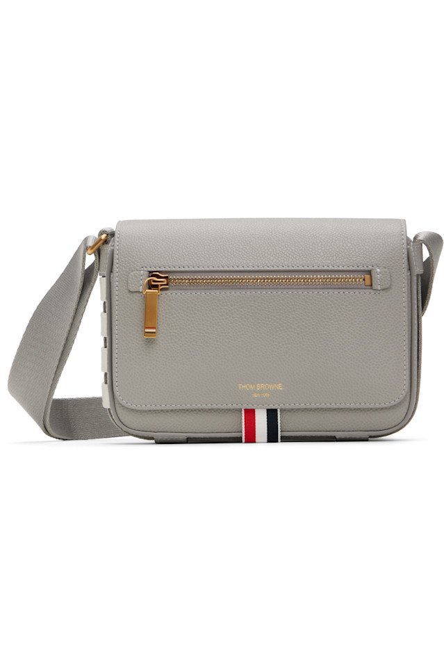 4-полосная сумка-репортер с мелким зерном Thom Browne, серый
4-полосная сумка-репортер с мелким зерном Thom Browne, серый
