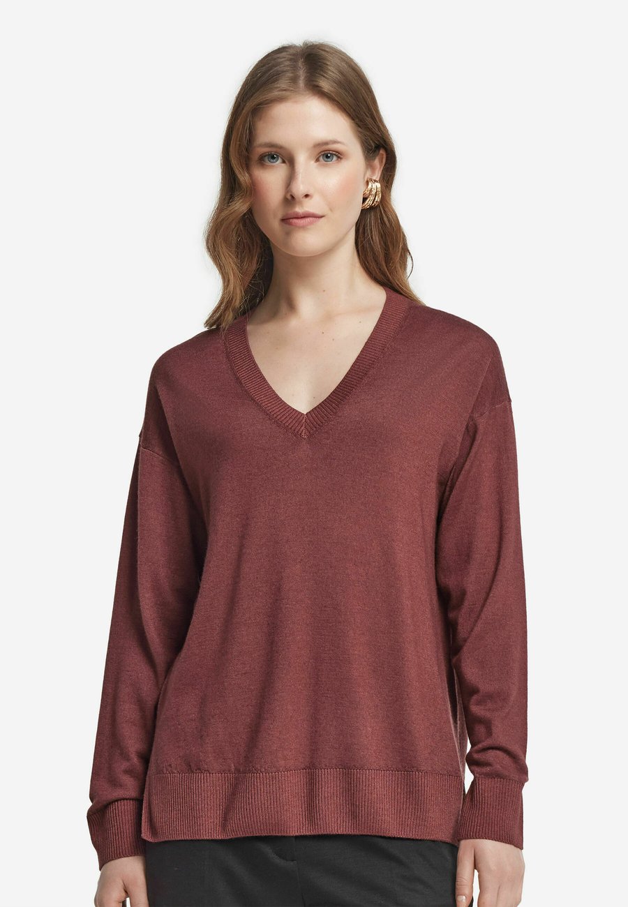 Джемпер Falconeri ULTRAFINE V NECK, Rot Marsala Tc/Light Red
Джемпер Falconeri ULTRAFINE V NECK, Rot Marsala Tc/Light Red
