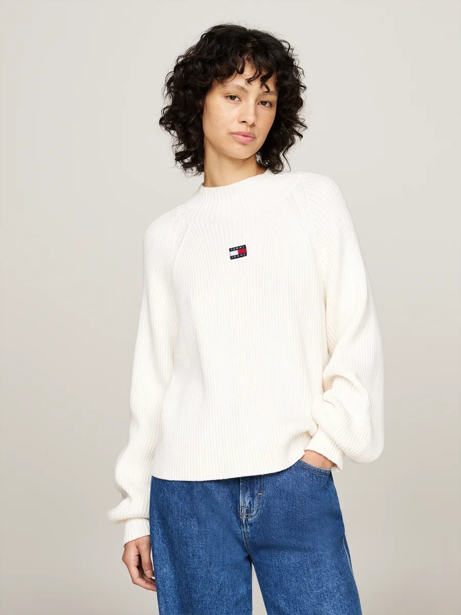 Вязаный свитер Tommy Jeans "TJW BADGE MOCKNECK SWEATER" со значком-логотипом, белый