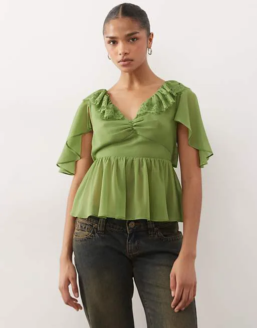 Зеленый шифоновый топ Reclaimed Vintage с летящими рукавами и кружевным воротником
Зеленый шифоновый топ Reclaimed Vintage с летящими рукавами и кружевным воротником