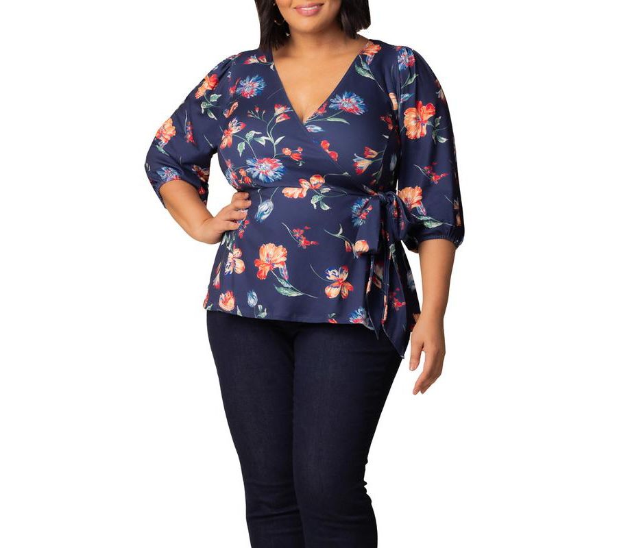 Женский топ с V-образным вырезом и запахом Nina больших размеров Kiyonna, Vibrant navy florals
Женский топ с V-образным вырезом и запахом Nina больших размеров Kiyonna, Vibrant navy florals