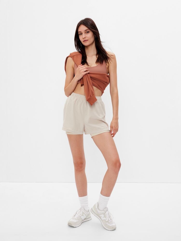 Спортивные шорты для бега Gap, бежевый
Спортивные шорты для бега Gap, бежевый