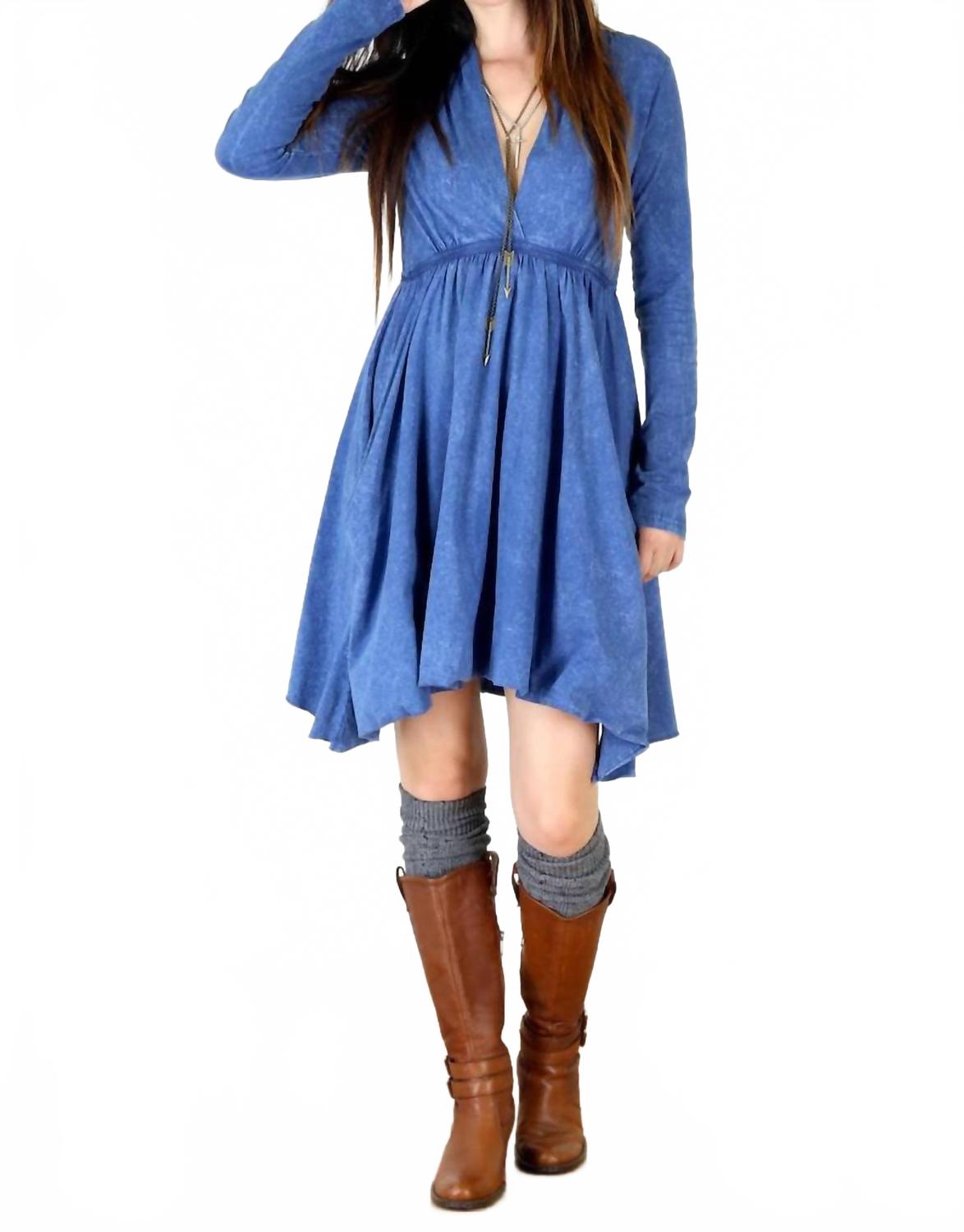 Длинное платье с рукавами в греческом стиле с карманом в синем цвете Tough Luv
Длинное платье с рукавами в греческом стиле с карманом в синем цвете Tough Luv