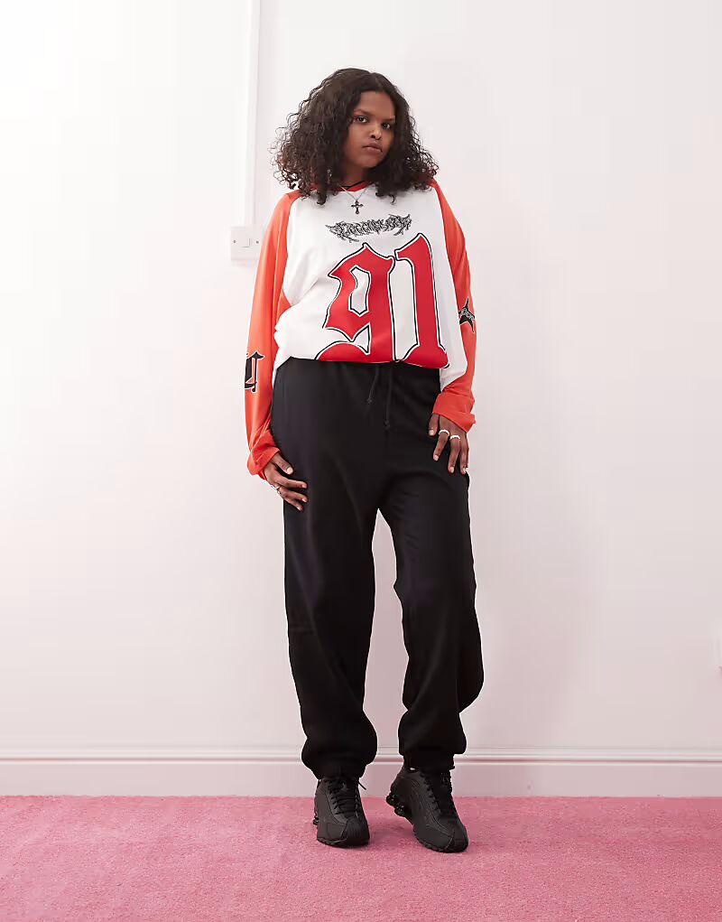 Джоггеры свободного кроя с манжетами Plus черного цвета Collusion
Джоггеры свободного кроя с манжетами Plus черного цвета Collusion