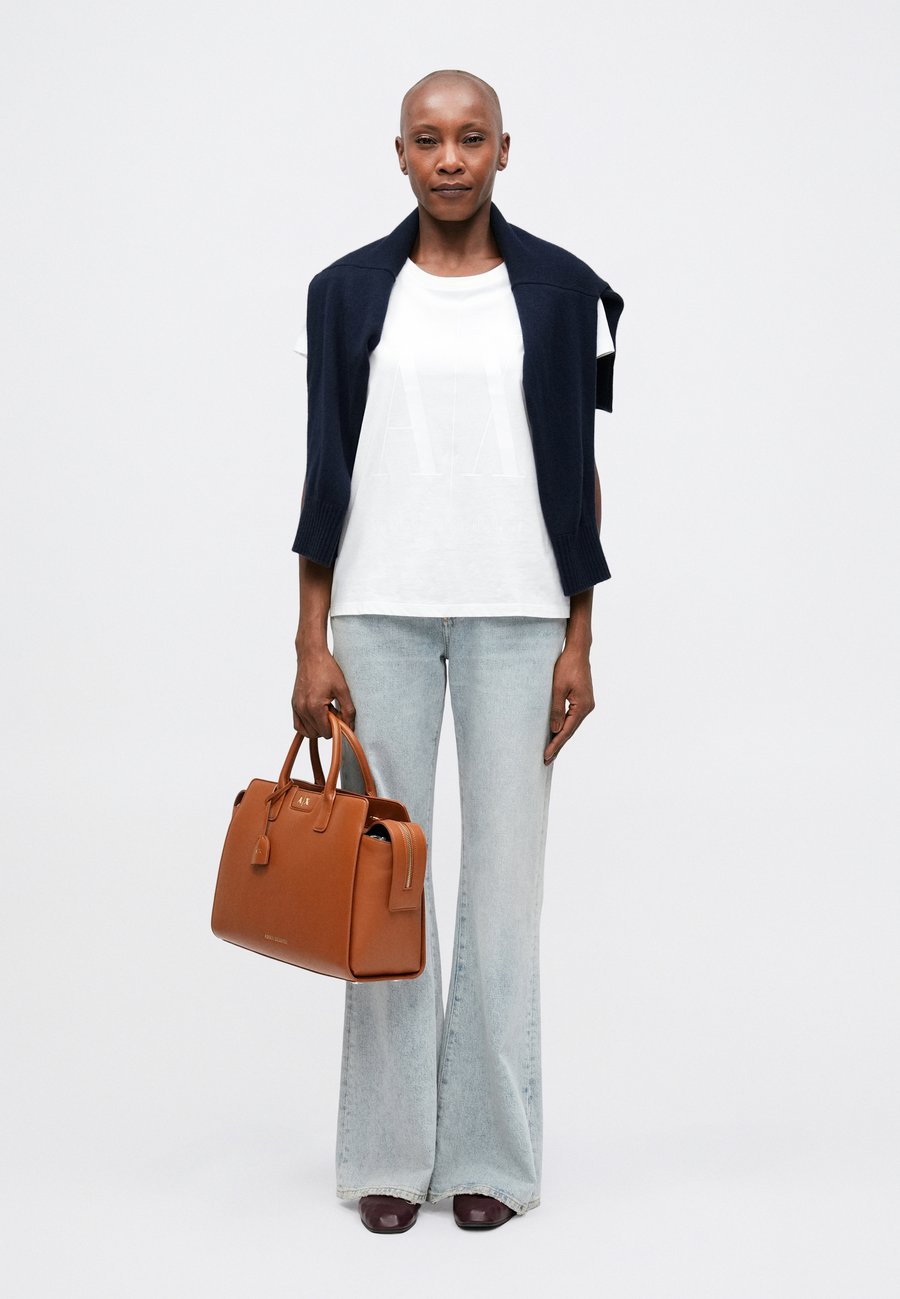 Сумка Armani Exchange AMELIE, Glazed Ginger/Brown
Сумка Armani Exchange AMELIE, Glazed Ginger/Brown