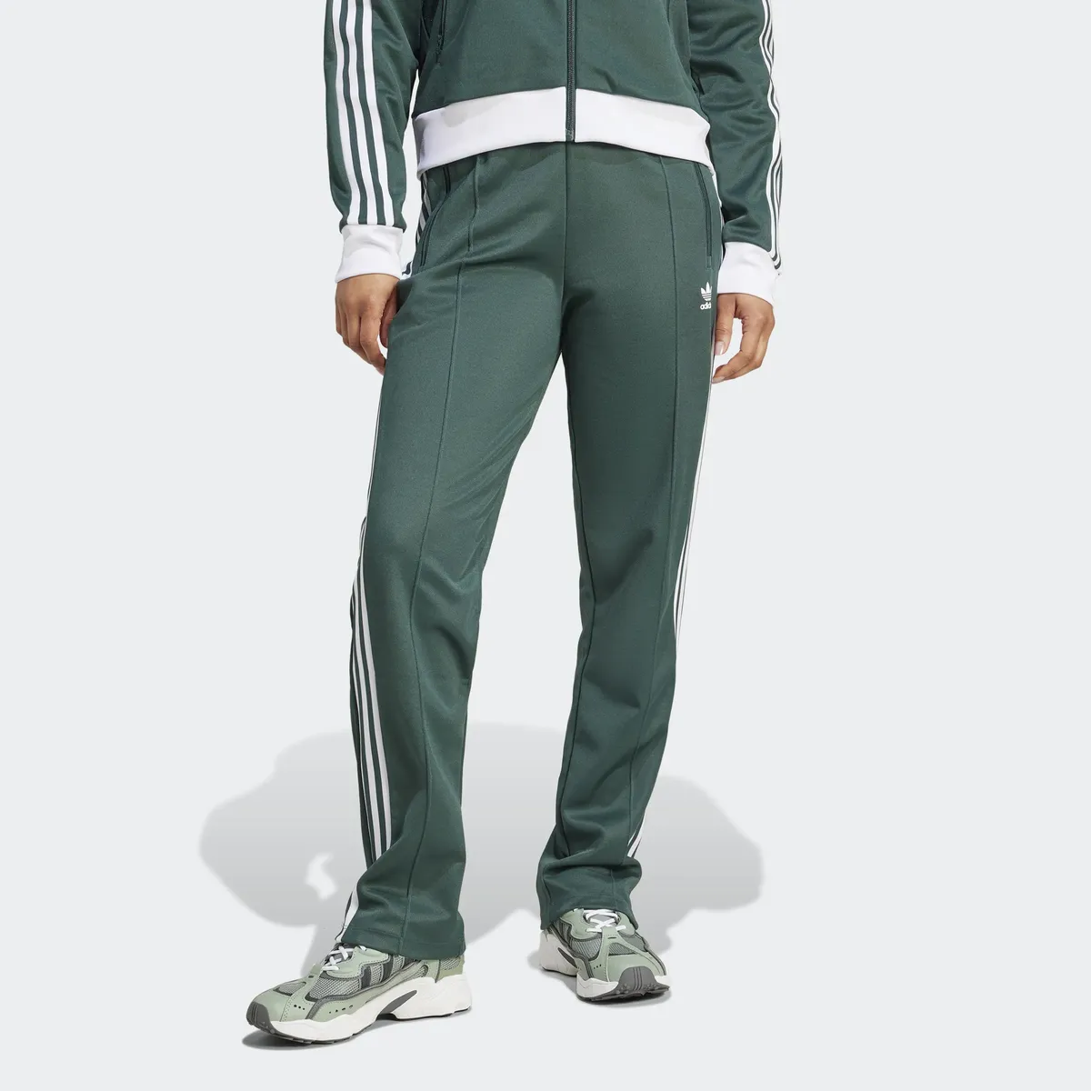 Спортивные брюки Adidas Originals "BECKENBAUER TP" (1 шт.), зеленый 
Спортивные брюки Adidas Originals "BECKENBAUER TP" (1 шт.), зеленый
