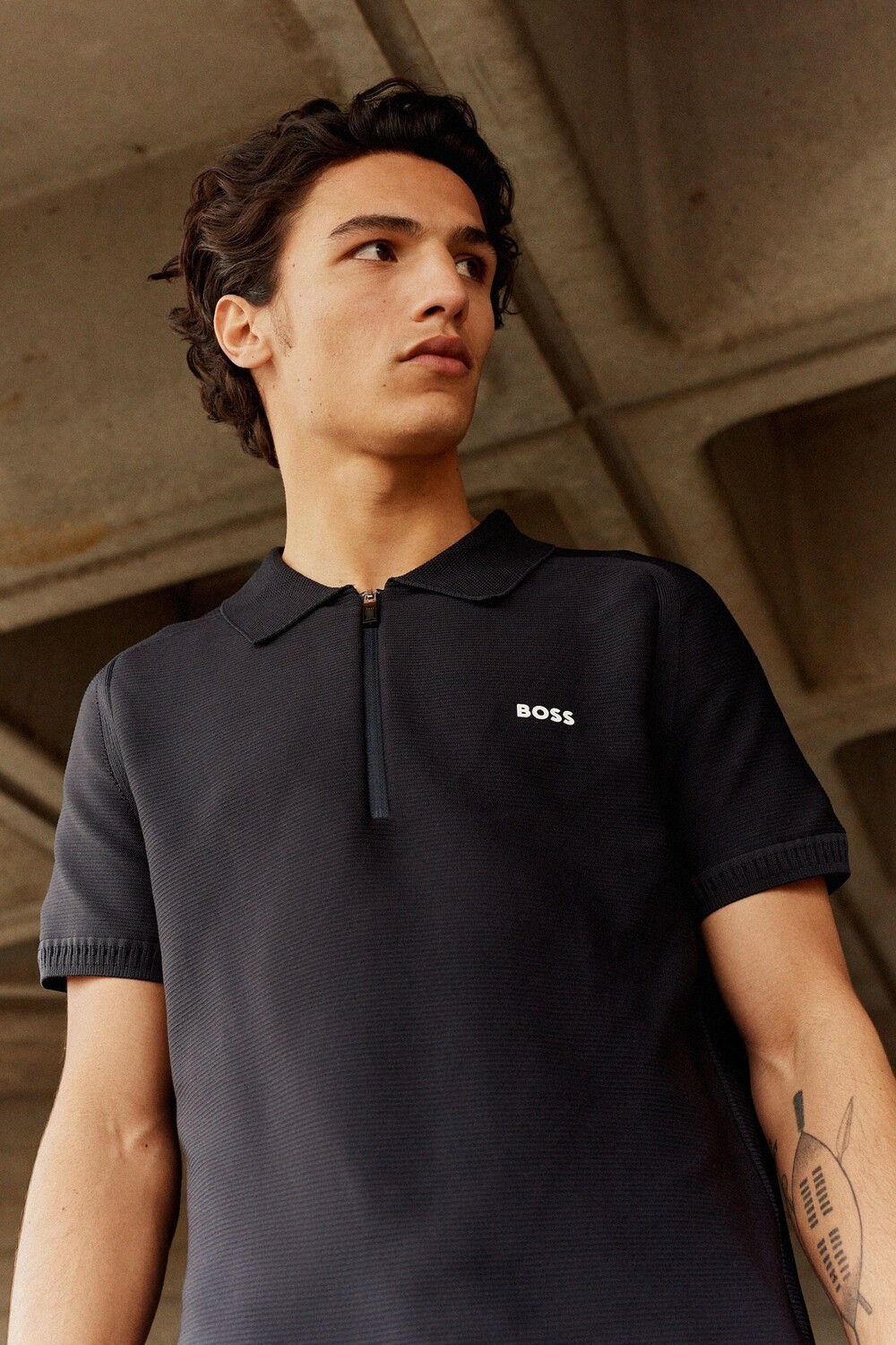Свитер-Поло с короткими рукавами и воротником на молнии с логотипом Boss, черный
Свитер-Поло с короткими рукавами и воротником на молнии с логотипом Boss, черный