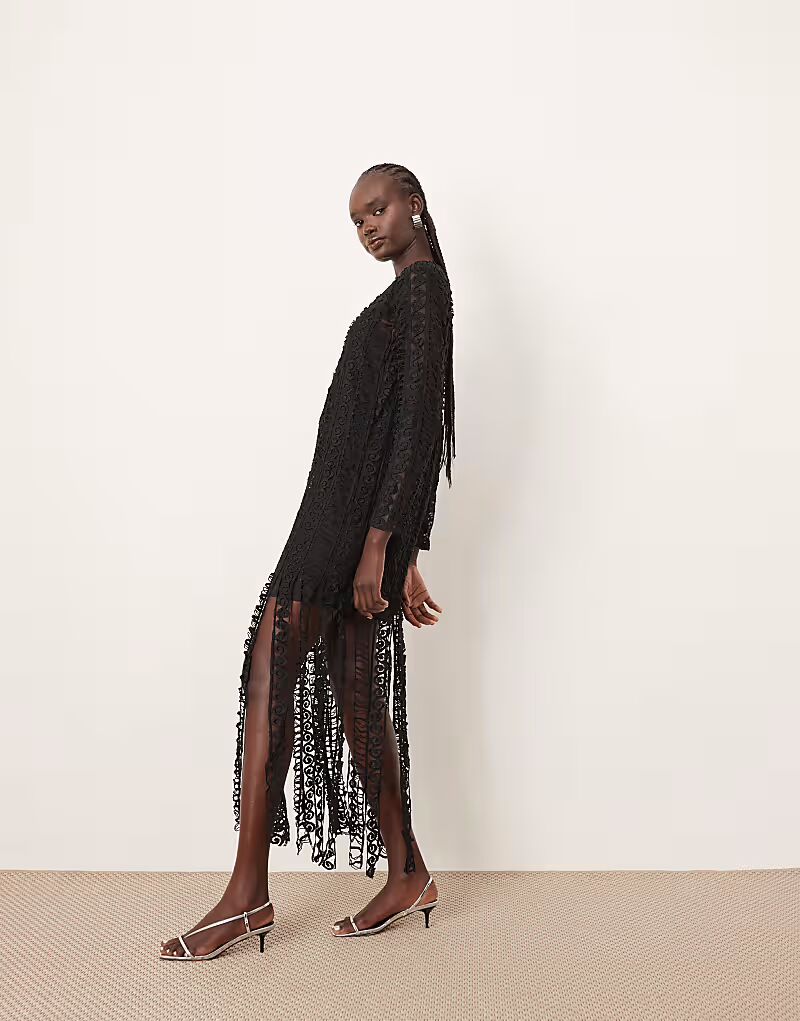 ARRANGE - Платье-миди с длинными рукавами черного цвета с кружевной вышивкой и бахромой по подолу
ARRANGE - Платье-миди с длинными рукавами черного цвета с кружевной вышивкой и бахромой по подолу