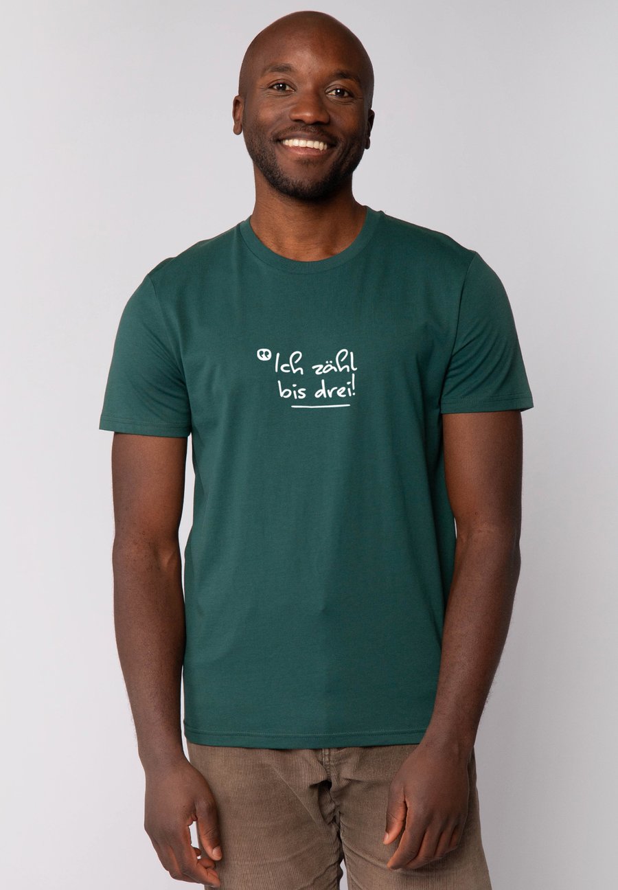 Футболка watapparel ICH ZÄHL BIS DREI, Glazed Green/Dark Green, Зеленый, Футболка watapparel ICH ZÄHL BIS DREI, Glazed Green/Dark Green
Футболка watapparel ICH ZÄHL BIS DREI, Glazed Green/Dark Green, Зеленый, Футболка watapparel ICH ZÄHL BIS DREI, Glazed Green/Dark Green