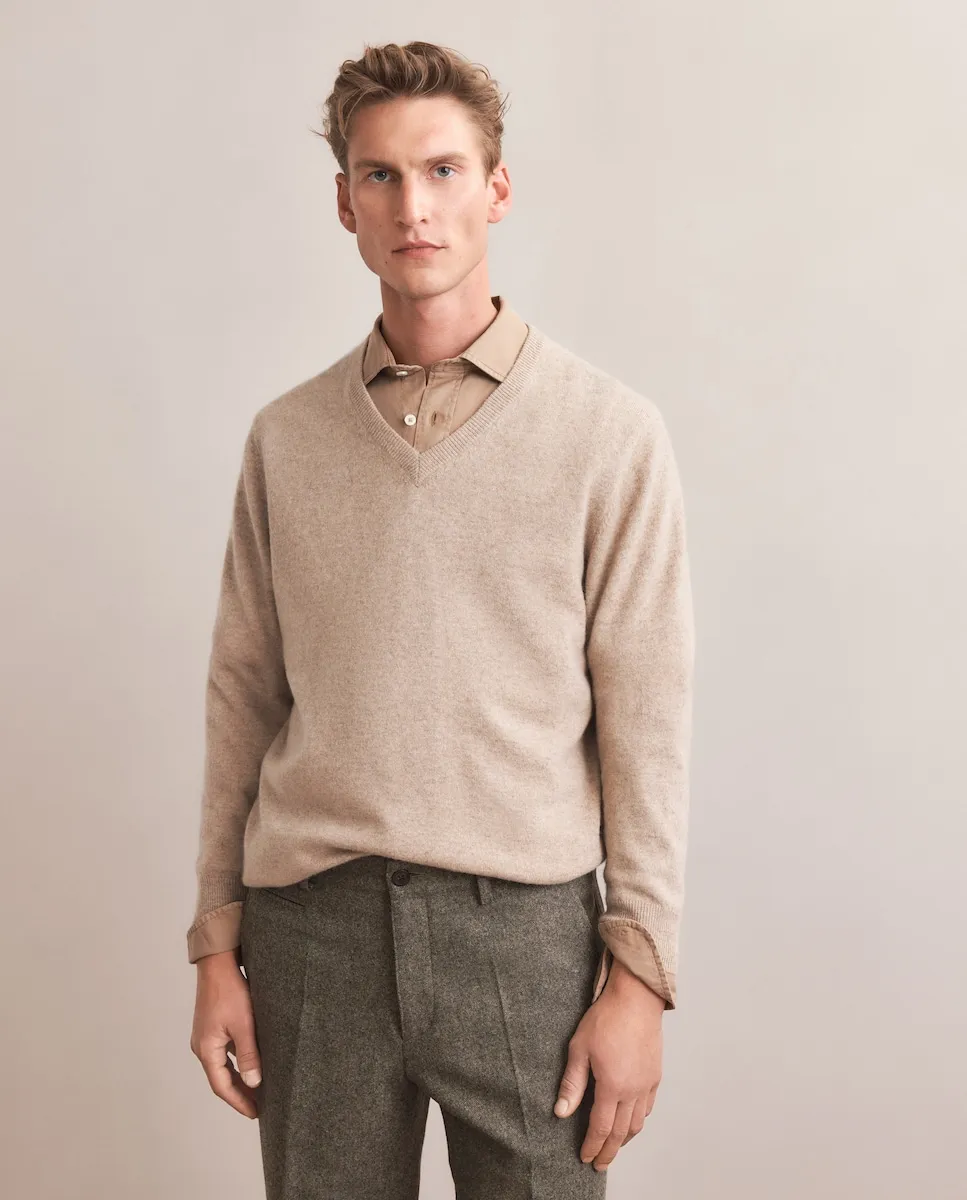 Мужской джемпер с V-образным вырезом, однотонный, из кашемира Emidio Tucci, бежевый
Мужской джемпер с V-образным вырезом, однотонный, из кашемира Emidio Tucci, бежевый