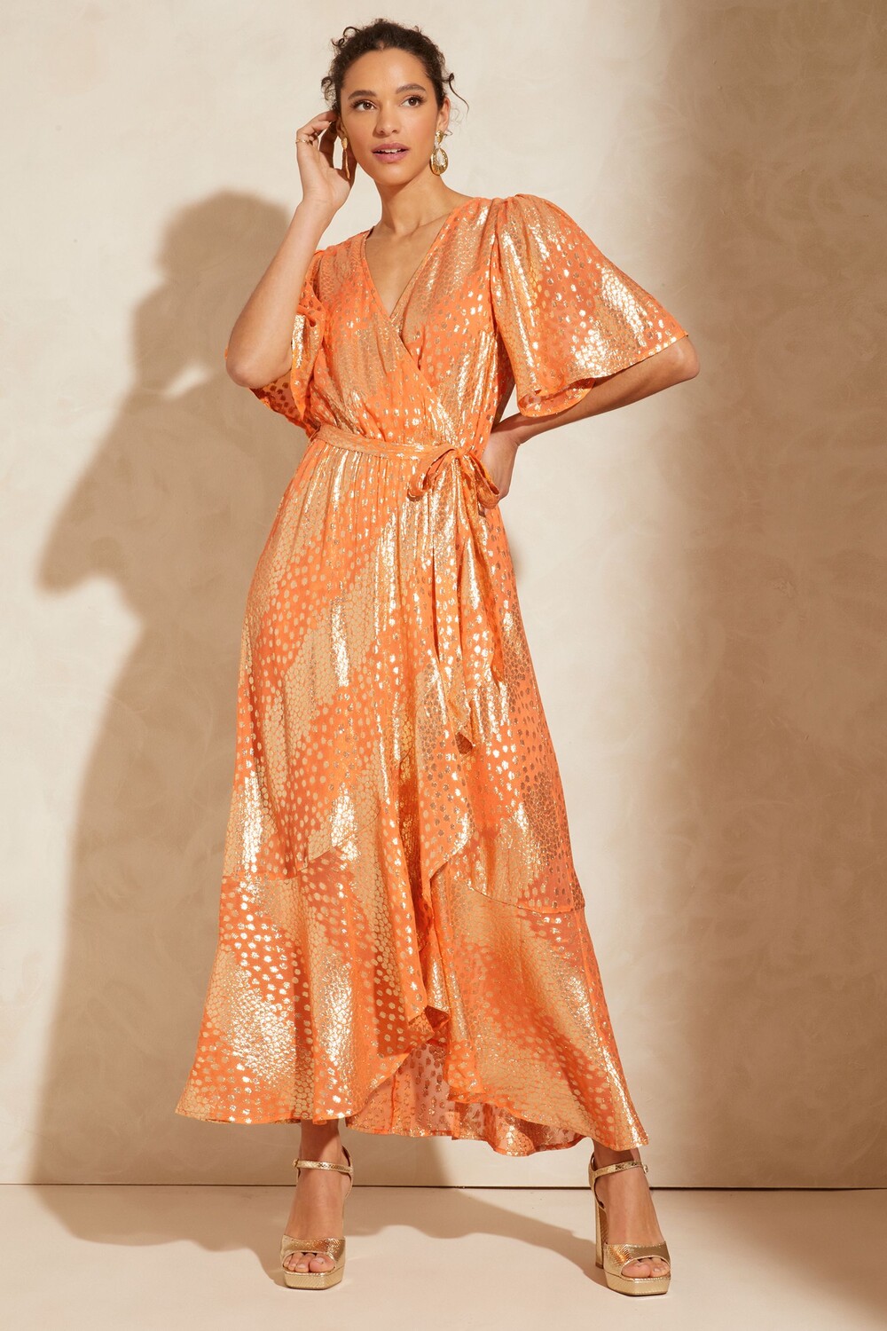 Многослойное платье миди с расклешенными рукавами и металлизированной отделкой Love & Roses, оранжевый
Многослойное платье миди с расклешенными рукавами и металлизированной отделкой Love & Roses, оранжевый