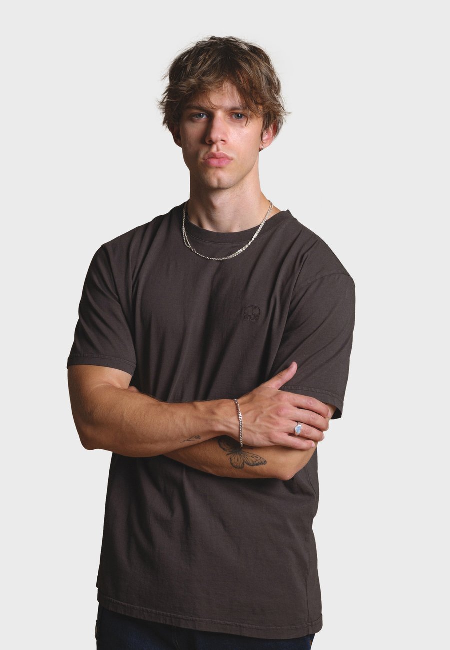 Футболка Trendsplant ESSENTIAL GARMENT, Brown, Коричневый, Футболка Trendsplant ESSENTIAL GARMENT, Brown
Футболка Trendsplant ESSENTIAL GARMENT, Brown, Коричневый, Футболка Trendsplant ESSENTIAL GARMENT, Brown