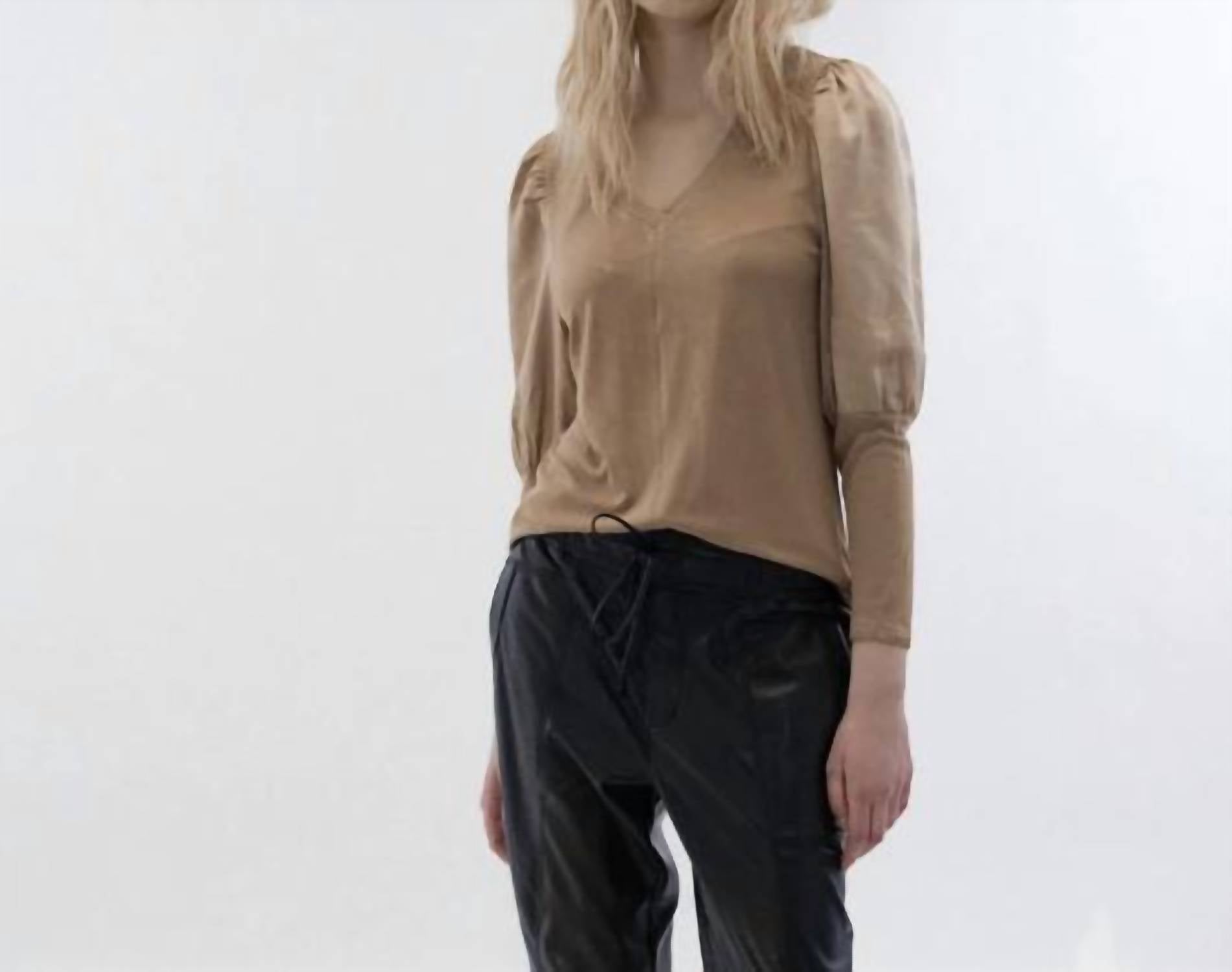 Блузка с длинным рукавом и V-образным вырезом золотого цвета MELISSA NEPTON
Блузка с длинным рукавом и V-образным вырезом золотого цвета MELISSA NEPTON