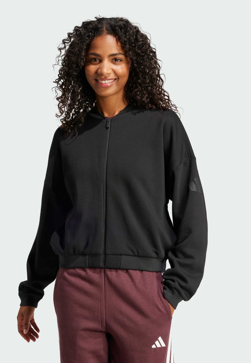 Куртка-бомбер ESSENTIALS CONTEMPORARY LOGO adidas Sportswear, черный
Куртка-бомбер ESSENTIALS CONTEMPORARY LOGO adidas Sportswear, черный