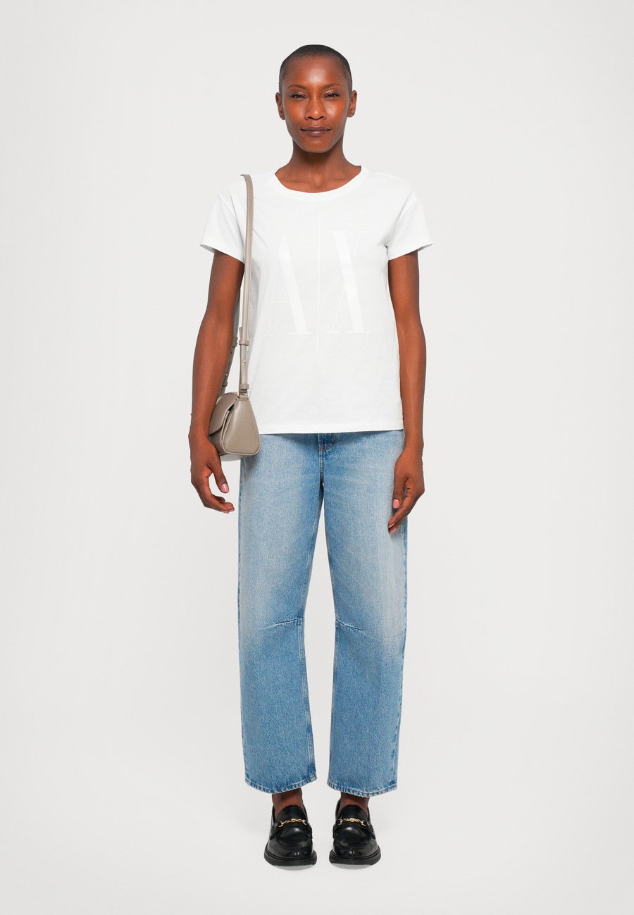 Сумка кросс-боди Armani Exchange MESSENGER BAG, Hot Fudge/Beige
Сумка кросс-боди Armani Exchange MESSENGER BAG, Hot Fudge/Beige