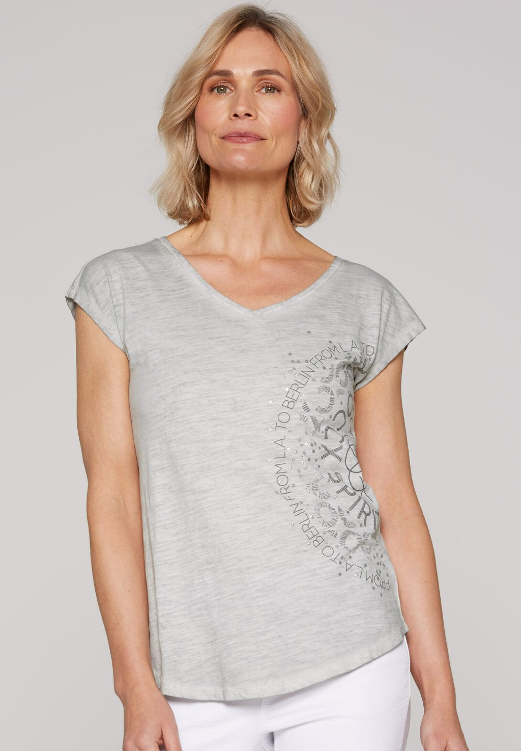 Футболка с принтом SOCCX ÄRMELLOSES MIT V-AUSSCHNITT UND ARTWORK, серый
Футболка с принтом SOCCX ÄRMELLOSES MIT V-AUSSCHNITT UND ARTWORK, серый