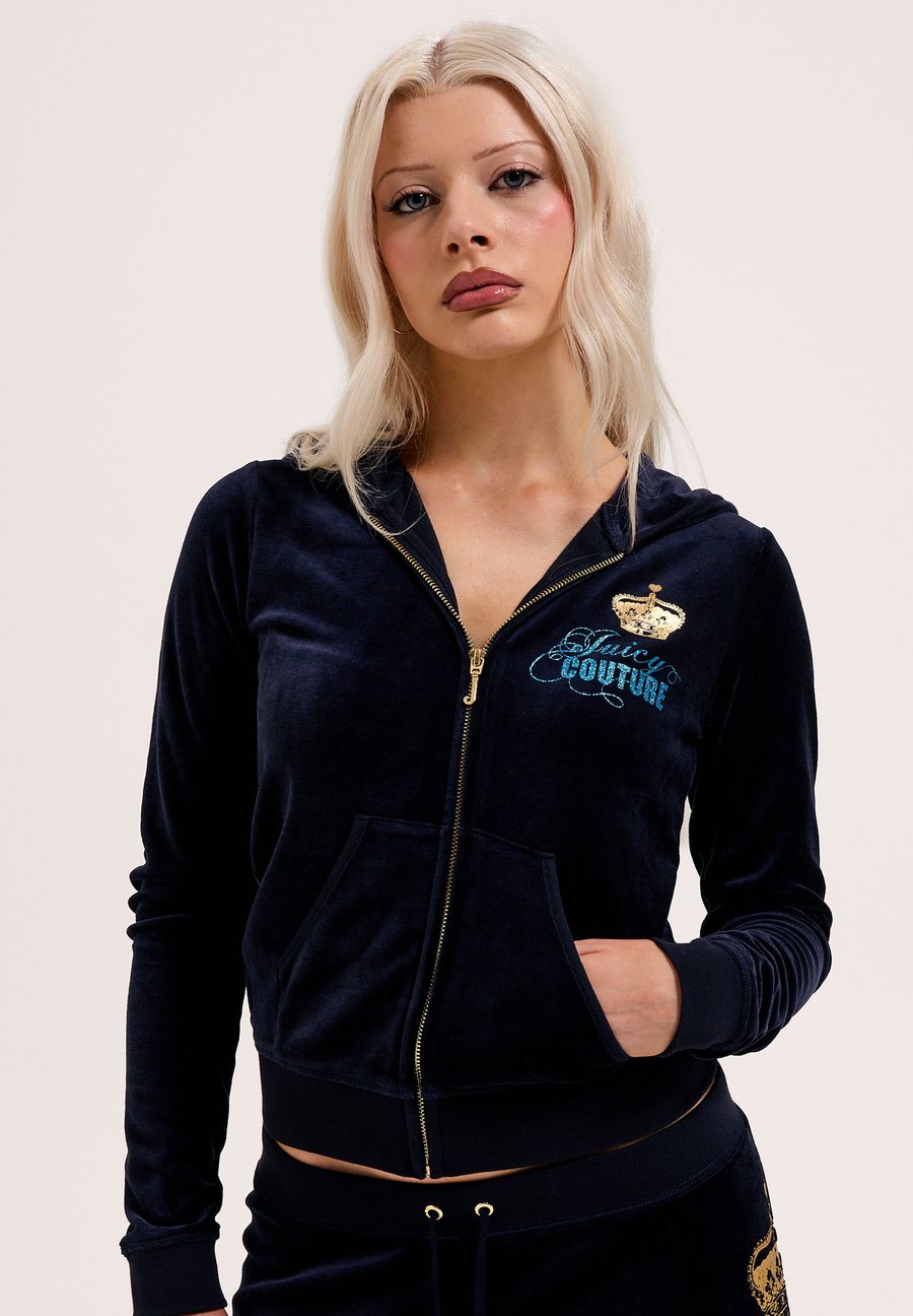 Толстовка Juicy Couture HER MAJESTY ROBYN HOODIE, Night Sky/Dark Blue
Толстовка Juicy Couture HER MAJESTY ROBYN HOODIE, Night Sky/Dark Blue