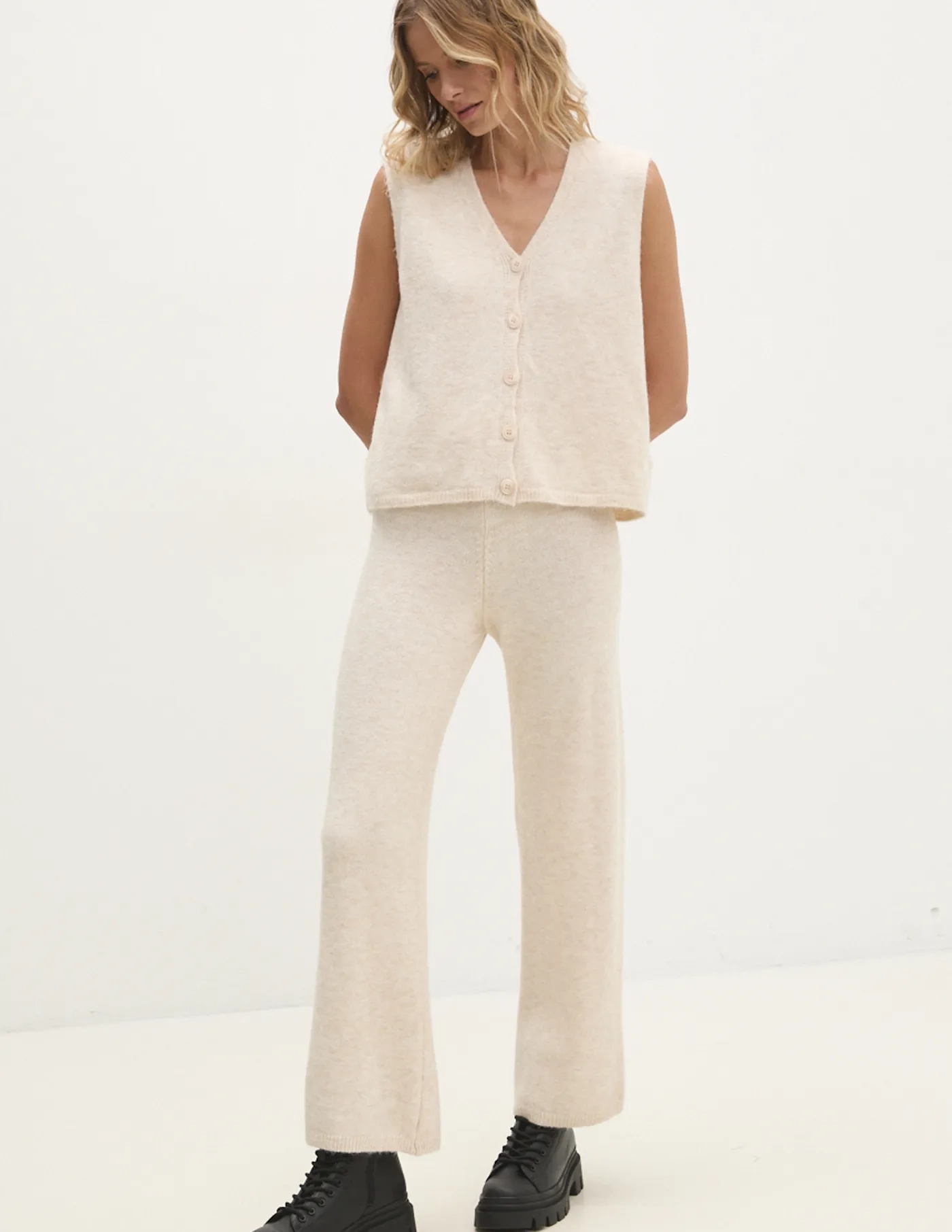 Брюки из смесовой шерсти Answear Lab, бежевый
Брюки из смесовой шерсти Answear Lab, бежевый