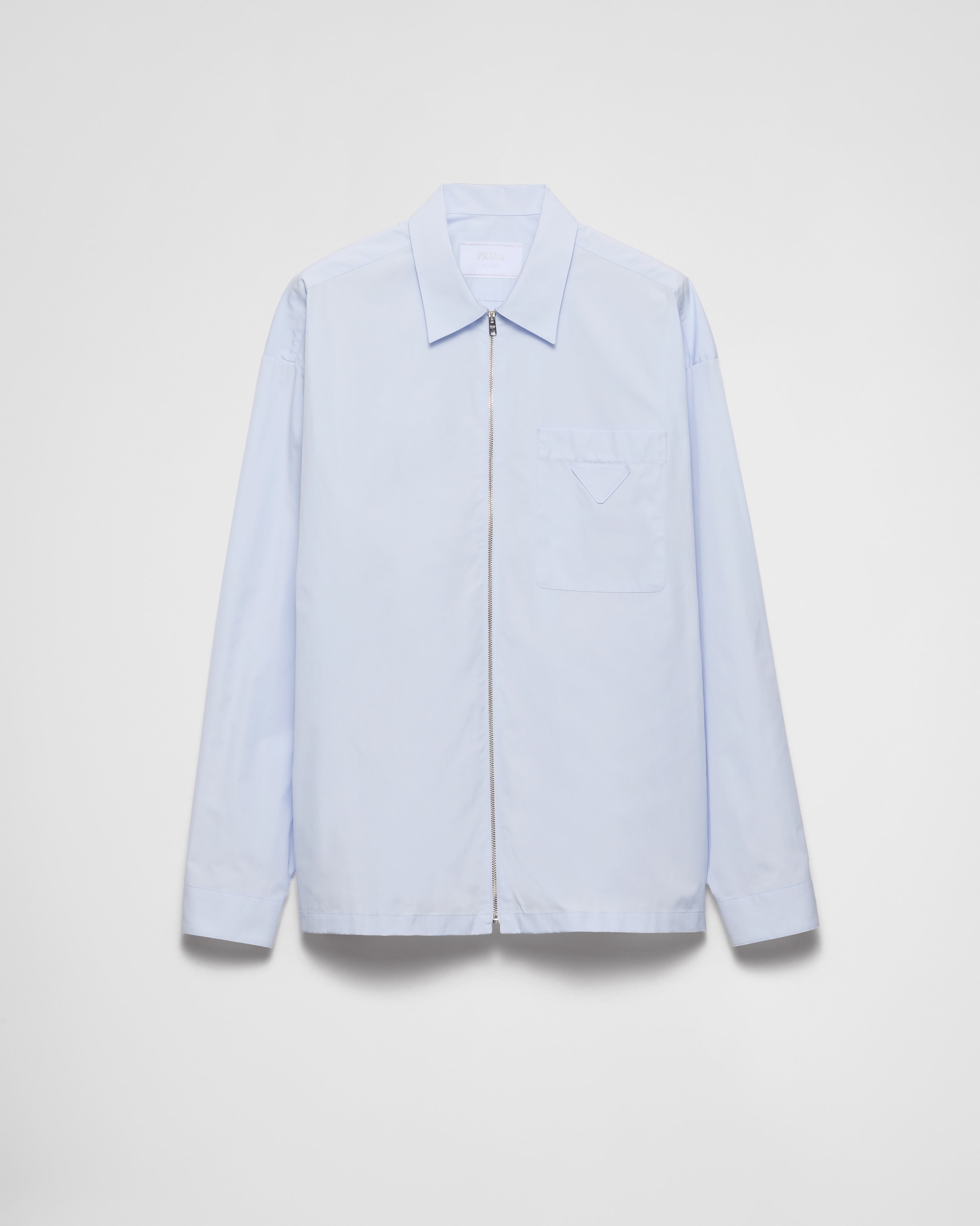 Хлопковая рубашка на молнии Prada, небесно-голубой
Хлопковая рубашка на молнии Prada, небесно-голубой