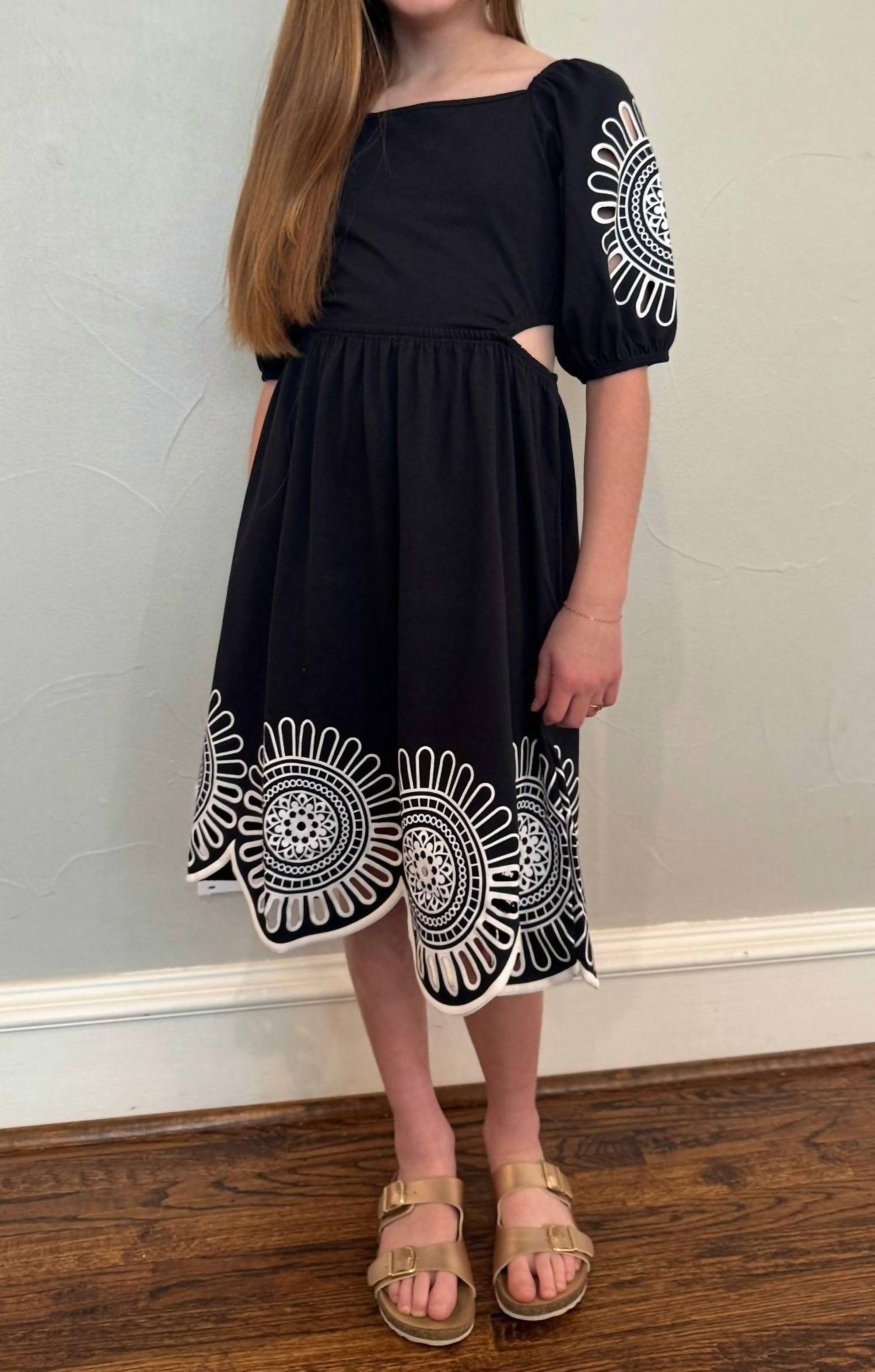 Детское платье с лазерной резкой в черном цвете Milon
Детское платье с лазерной резкой в черном цвете Milon