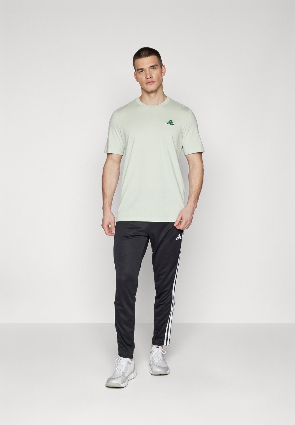 Базовая футболка Essentials Single Embroidered Small Logo adidas Sportswear, лен зеленый
Базовая футболка Essentials Single Embroidered Small Logo adidas Sportswear, лен зеленый