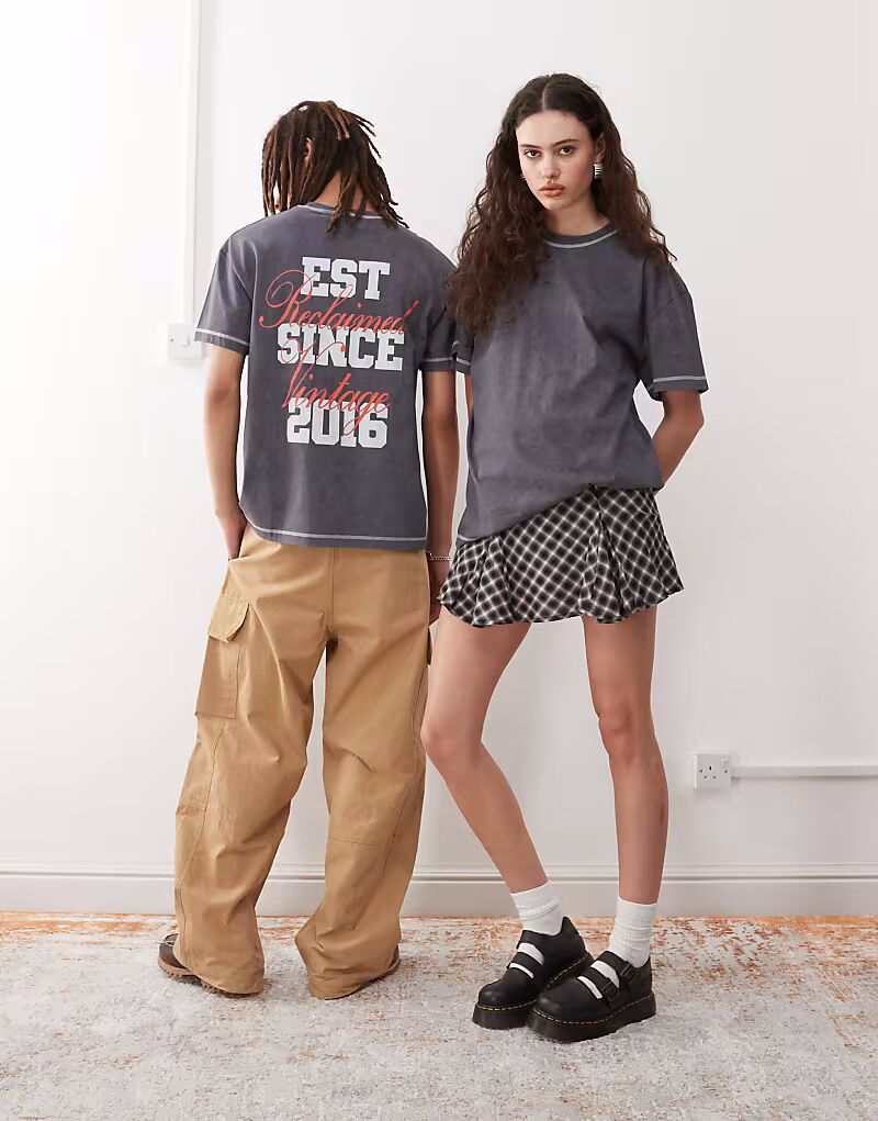 Футболка унисекс Reclaimed Vintage oversize с графическим принтом на спине в угольно-сером цвете
Футболка унисекс Reclaimed Vintage oversize с графическим принтом на спине в угольно-сером цвете