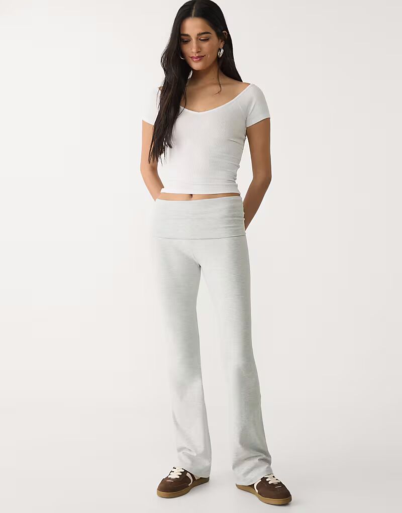 Расклешенные леггинсы Stradivarius в сером меланжевом цвете
Расклешенные леггинсы Stradivarius в сером меланжевом цвете