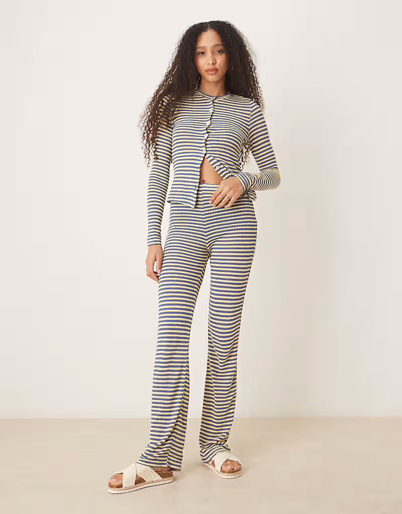Широкие трикотажные брюки в сине-желтую полоску Asos Design
Широкие трикотажные брюки в сине-желтую полоску Asos Design