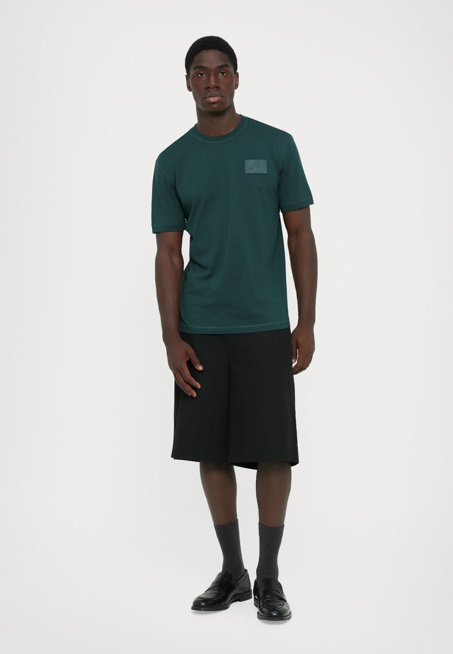 Футболка EA7 Emporio Armani TRAIN CORE TEE UNISEX, Ponderosa Pine/Evergreen, Зеленый, Футболка EA7 Emporio Armani TRAIN CORE TEE UNISEX, Ponderosa Pine/Evergreen
Футболка EA7 Emporio Armani TRAIN CORE TEE UNISEX, Ponderosa Pine/Evergreen, Зеленый, Футболка EA7 Emporio Armani TRAIN CORE TEE UNISEX, Ponderosa Pine/Evergreen