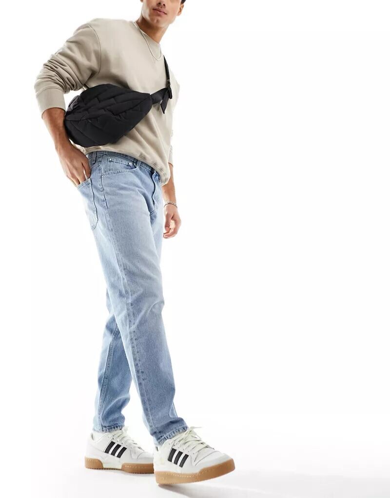 Светло-голубые жесткие джинсы классического кроя ASOS
Светло-голубые жесткие джинсы классического кроя ASOS