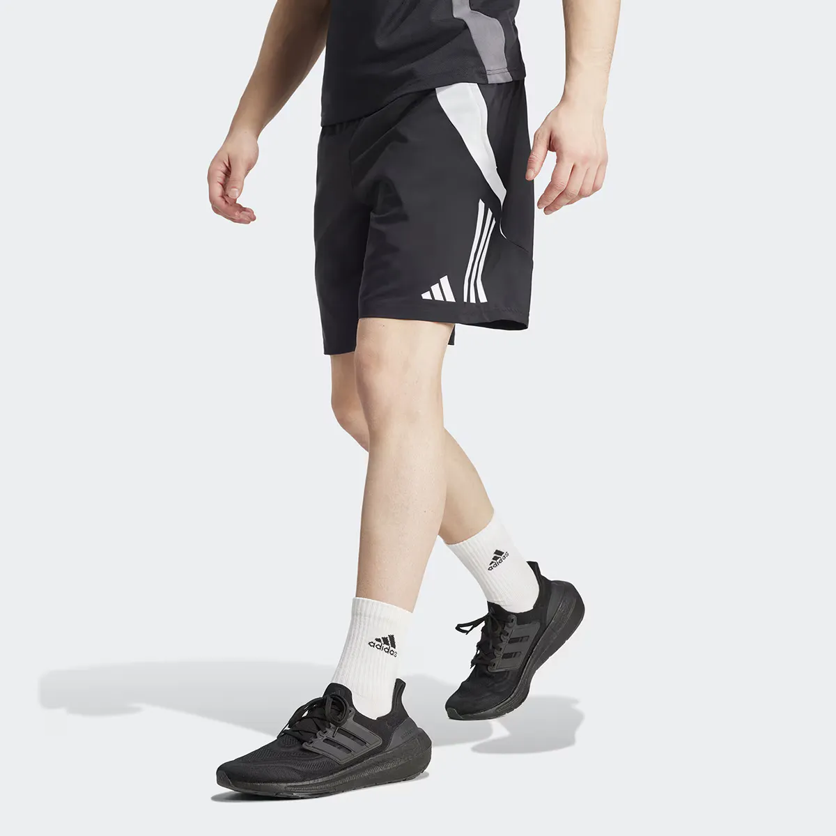 Мужские шорты Tiro 24 Adidas, черный/белый 
Мужские шорты Tiro 24 Adidas, черный/белый