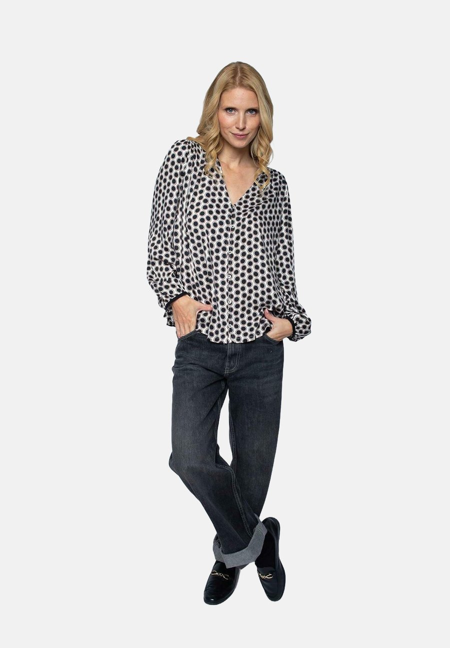 Блуза Emily van den Bergh Blouse, Black Taupe Dots/Black
Блуза Emily van den Bergh Blouse, Black Taupe Dots/Black