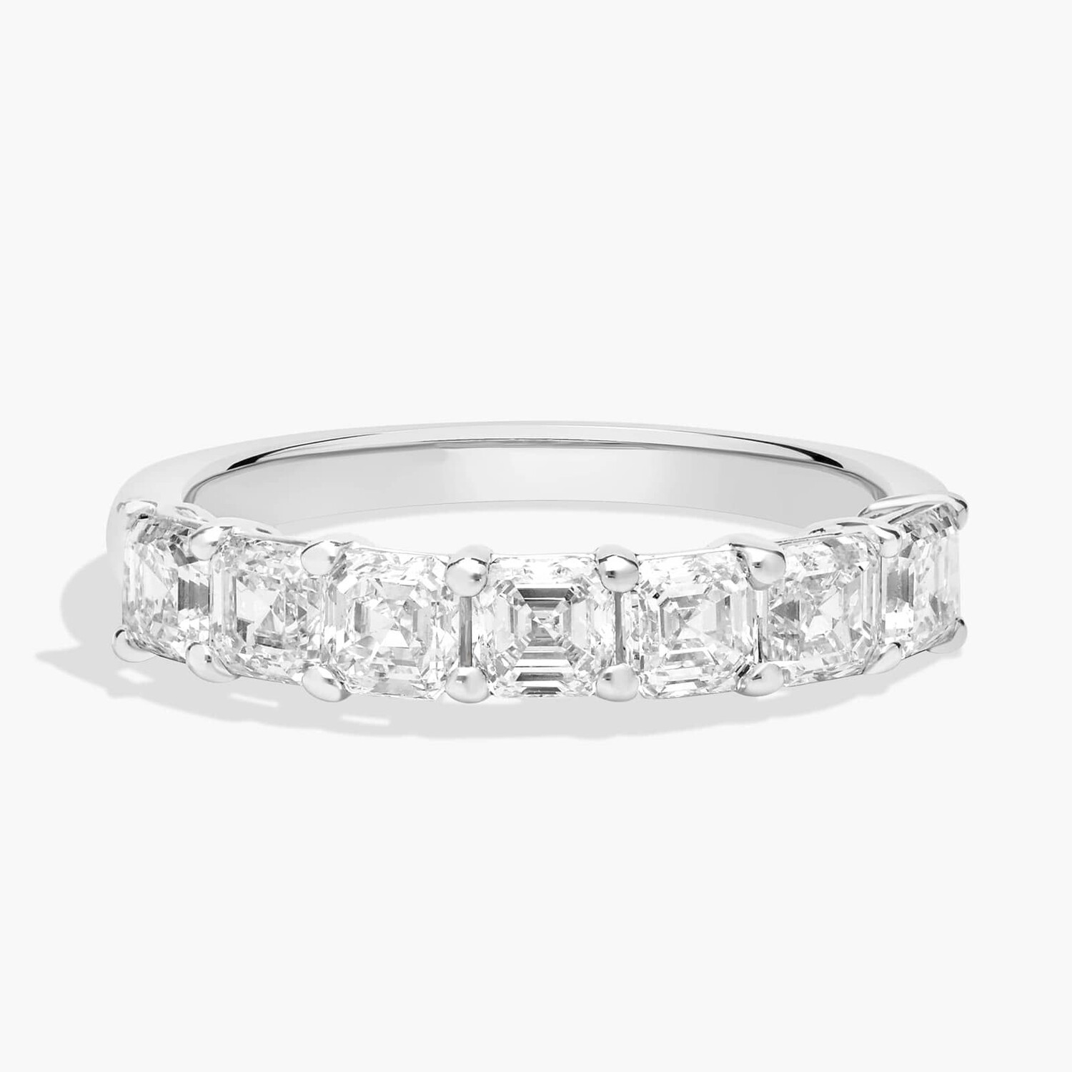 Кольцо с семью выращенными в лаборатории бриллиантами Asscher из 14-каратного белого золота (1 1/2 карата, два цвета - FG / VS2-SI1) Blue Nile
Кольцо с семью выращенными в лаборатории бриллиантами Asscher из 14-каратного белого золота (1 1/2 карата, два цвета - FG / VS2-SI1) Blue Nile