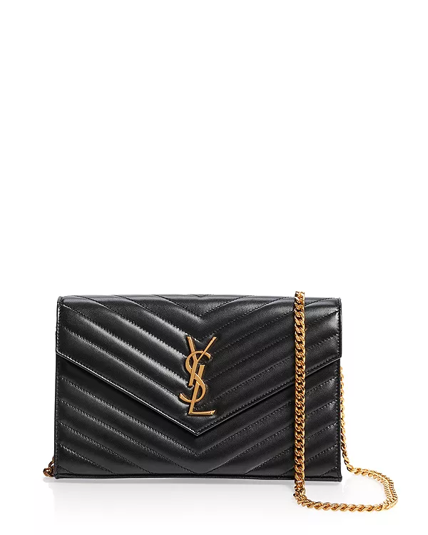 Кошелек Cassandre matelasse из кожи ягненка с цепочкой Saint Laurent, черный
Кошелек Cassandre matelasse из кожи ягненка с цепочкой Saint Laurent, черный