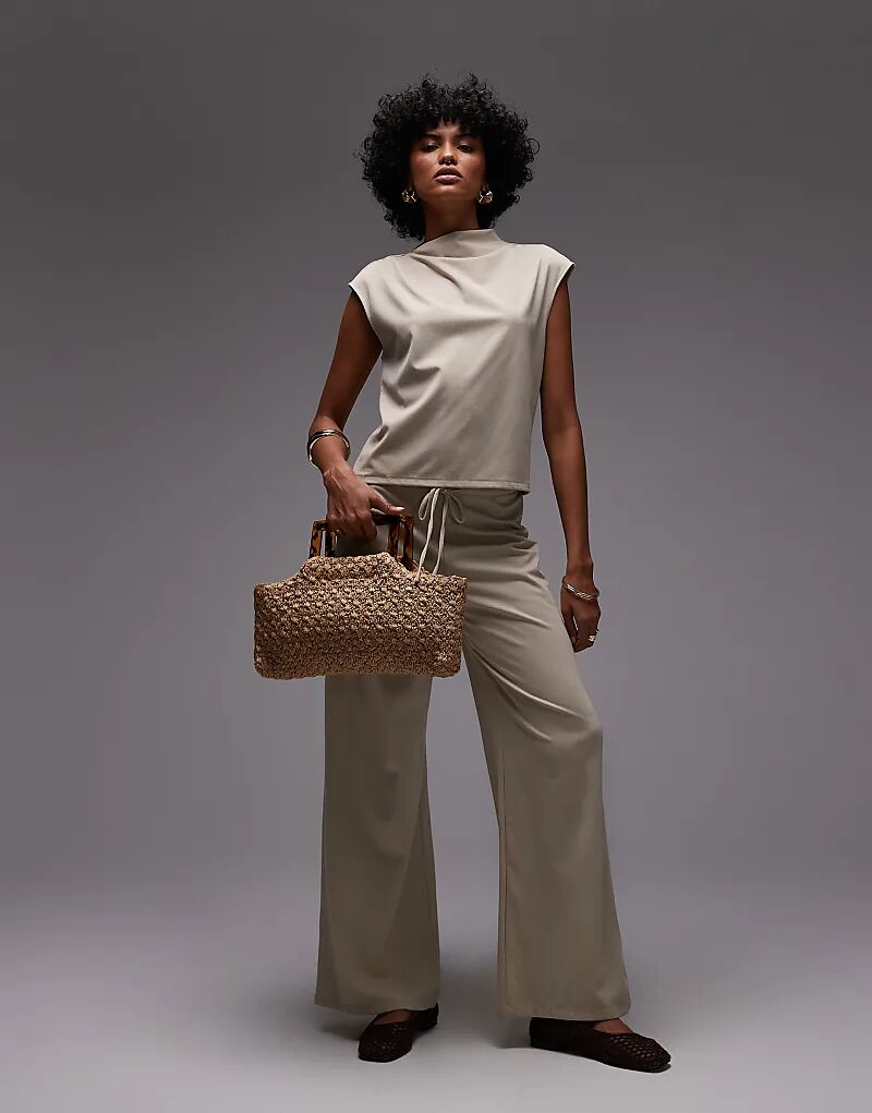 Широкие брюки из полиамида с завязкой на талии, бежевого цвета.
Широкие брюки из полиамида с завязкой на талии, бежевого цвета.