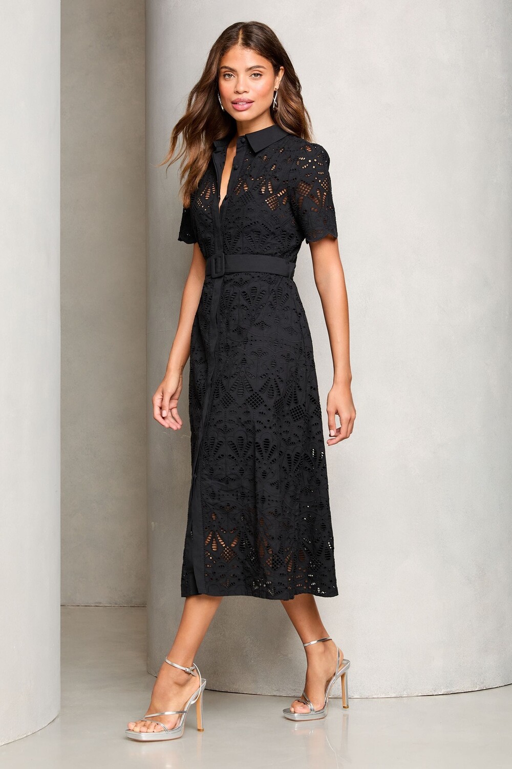 Платье рубашка миди с поясом из кружева бродери премиум класса Lipsy, черный 
Платье рубашка миди с поясом из кружева бродери премиум класса Lipsy, черный