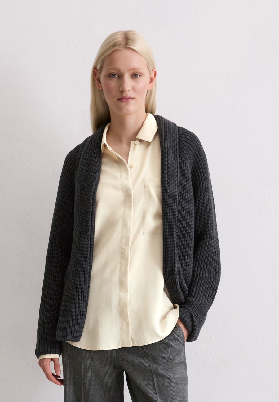 Кардиган Marc O'Polo WRAP LONGSLEEVE V NECK, Night Grey Melange/Dark Grey
Кардиган Marc O'Polo WRAP LONGSLEEVE V NECK, Night Grey Melange/Dark Grey
