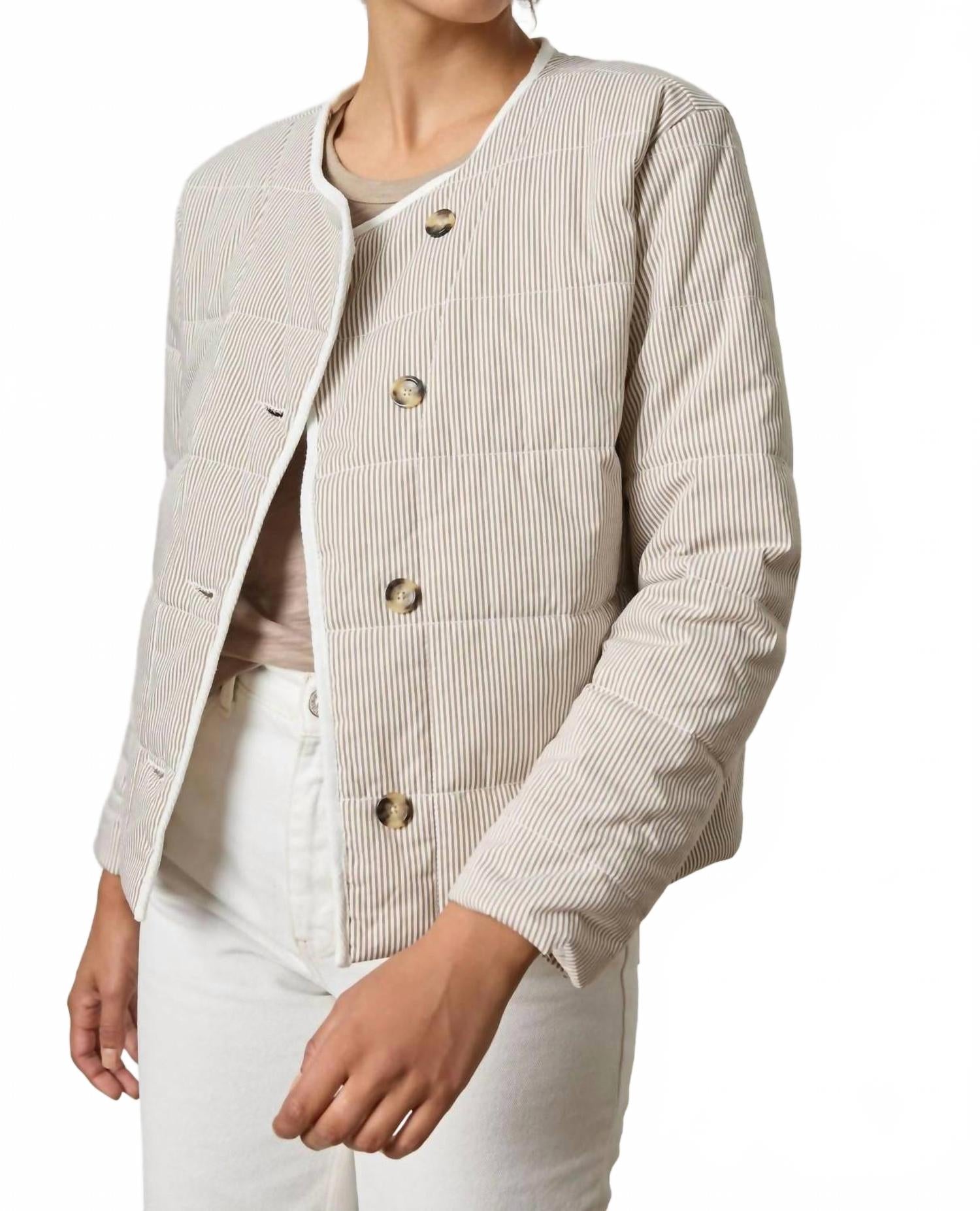 Бежевая полосатая безворотниковая куртка Lilla P
Бежевая полосатая безворотниковая куртка Lilla P